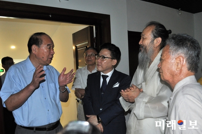 18일 오전(현지 시간) 중국 절강성 황저우시 중국차엽박물관에서 열리고 있는 광주조선왕실의 도예 명장 연파 신현철 선생의 '시광여연(时光如蓮)-신현철 도예 다구전' 개막식에서 주국부(周国富) 중국국제차문화연구회 회장이 연파 신현철 명장과 전시 작품에 대해 이야기 하고 있다./사진=장건섭 기자