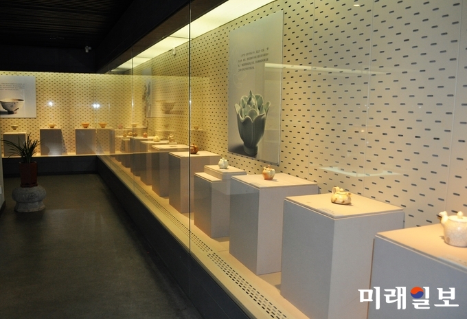 18일 오전(현지시간) 중국 절강성 황저우시 중국차엽박물관에서 열리고 있는 광주조선왕실의 도예 명장 연파 신현철 선생의 '시광여연(时光如蓮)-신현철 도예 다구전' 개막식이 열리고 있는 가운데 신현철 명장의 도예 작품들이 전시되어 있다./사진=장건섭 기자