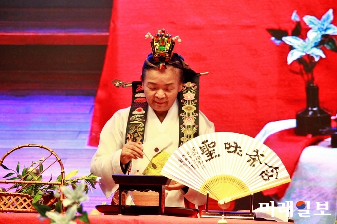 ·18일 오전(현지시간) 중국 절강성 황저우시 중국차엽박물관에서 열리고 있는 광주조선왕실의 도예 명장 연파 신현철 명장의 '시광여연(时光如蓮)-신현철 도예 다구전' 개막식에서 김복일 국제창작다례협회 회장이 조선왕조황실의 정취를 물씬 풍기는 한국의 '칠석다례(七夕茶禮)'를 선 보이고 있다./사진=장건섭 기자