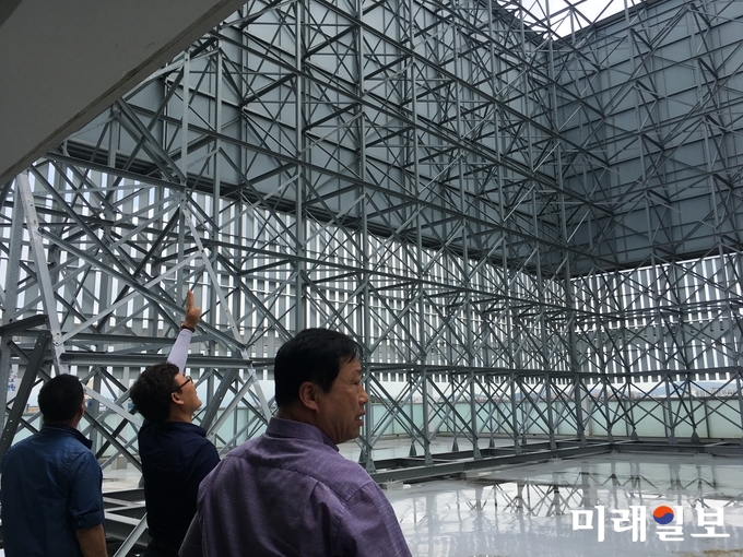 광주 서구가 태풍 ‘솔릭’이 한반도를 관통할 것으로 예상됨에 따라 옥외광고물 안전사고에 대비 사전점검을 실시했다. / 사진=서구청 제공