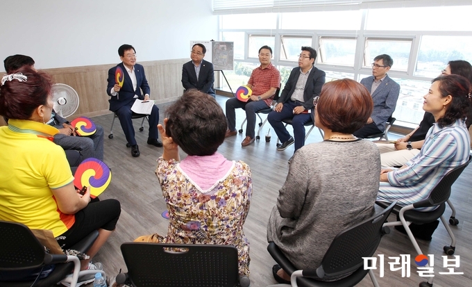 문인 광주 북구청장이 민주·인권기념파크, 솔로몬 로파크가 들어서게 될 옛 광주교도소 일원을 방문해 현장에서 주민들의 목소리를 듣고 소통하는 자리를 가졌다. / 사진=북구청 제공