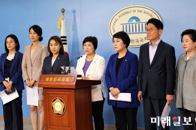 국회 여성가족위원회 전혜숙 의원장을 비롯한 소속 위원들이 22일 오전 서울 영등포구 여의도 국회 정론관에서 국회 모든 위원회에 계류돼 있는 미투 법안에 대한 조속한 심사와 의결을 촉구하는 기자회견을 하고 있다. 왼쪽부터 제윤경, 김수민, 송희경 위원, 전혜숙 위원장, 정춘숙, 윤소하, 신용현 위원. /사진=김정현 기자