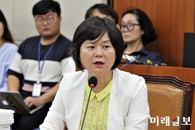 이정미 정의당 대표가 22일 열린 국회 환경노동위원회에서 고용노동소위에서 배제되자 반발하는 발언을 하고 하고 있다./사진=대한일보 권병창 기자