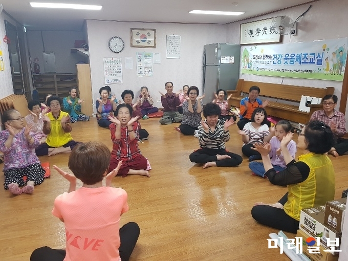 광주 북구가 더불어 사는 주민주도형 건강공동체 조성을 위한 건강한 아파트 만들기 사업이 호응을 얻고 있다. 사진은 주민 건강 웃음체조교실 모습 / 사진=북구청 제공