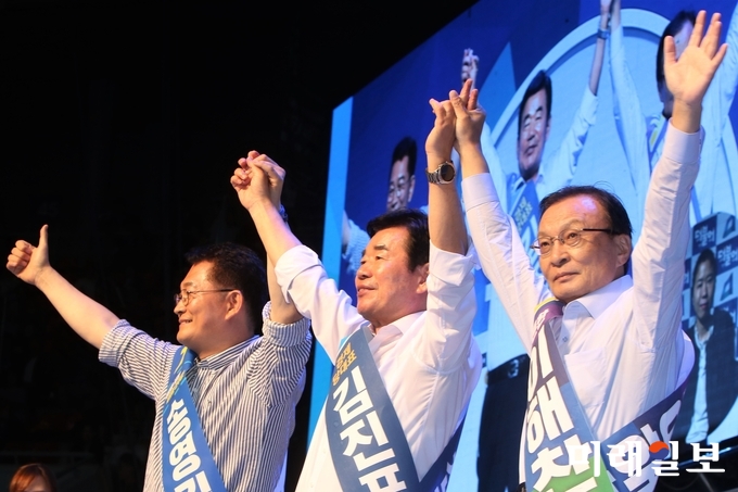 더불어민주당 송영길, 김진표, 이해찬 당대표 후보가 25일 서울 송파구 올림픽공원 체조경기장에서 열린 당대표 및 최고위원 선출을 위한 제3차 정기 전국대의원대회에서 손을 맞잡고 인사하고 있다.<br><br>/사진=인터넷언론인연대
