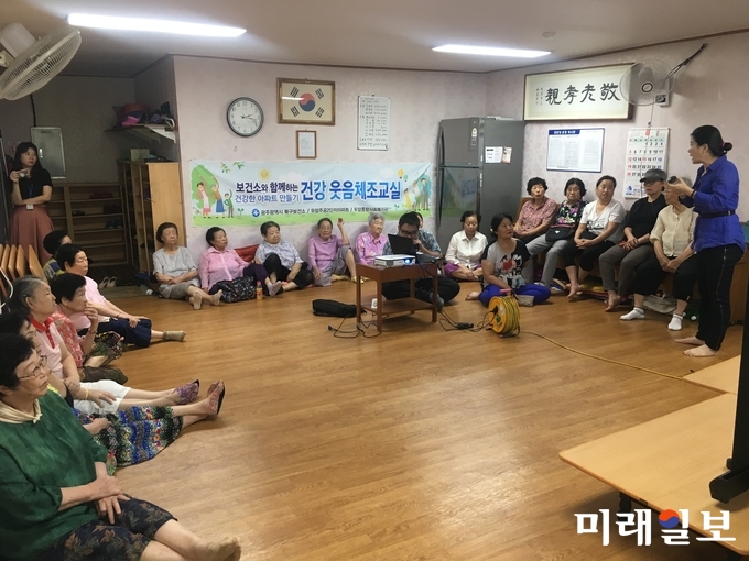 광주 두암종합사회복지관이 지난 20일 송학경로당에서 지역주민 40명을 대상으로 더위야 물럿거라라는 주제로 여름철 무더위 예방법과 안전한 먹거리 관리법등의 교육을 실시했다. / 사진=정병훈 제공