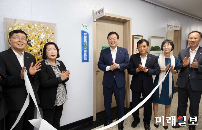 광주 북구가 27일 북구 관내 27개동 행정복지센터에서 생활불편 신고센터 현판식을 갖고 불법 쓰레기, 이면도로 파손 등 주민 불편사항 실시간 접수, 처리에 나선다. / 사진=북구청 제공