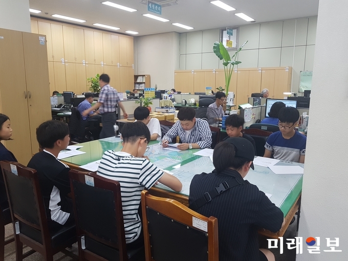 광주 동구가 지난 24일 여름방학 기간을 이용해 청소년 지방세 세정체험을 했다. / 사진=동구청 제공