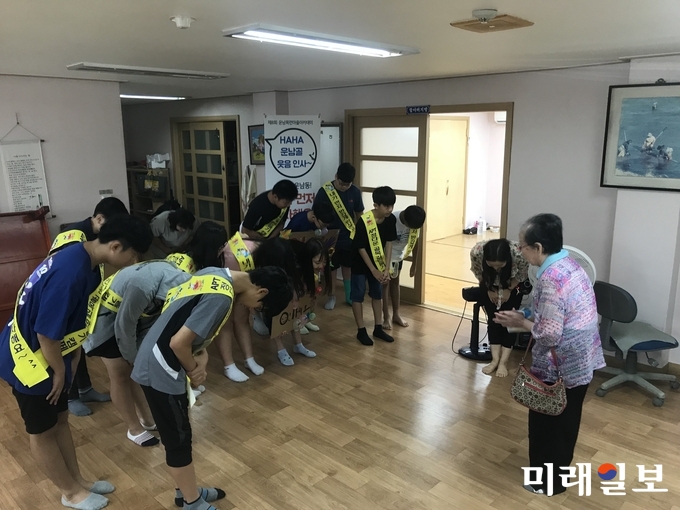 광주 광산구 운남동 주민자치회가 목련어울림 작은도서관에서 인사예절교육을 주제로 제8회 운남 목련마을 아카데미를 열었다. / 사진=광산구 제공
