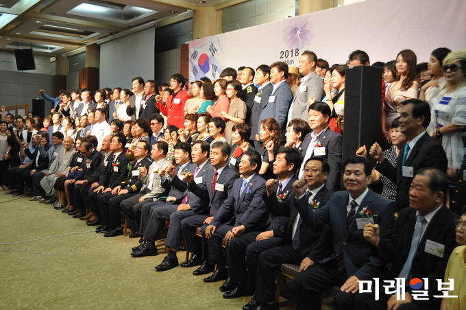 24일 오후 서울 용산구 효창동 '백범김구기념관' 컨벤션홀에서 개최된 '2018 한국사회를 빛낸 대한민국 충효대상' 시상식에서 수상자들이 기념촬영을 하고 있다./사진=장건섭 기자