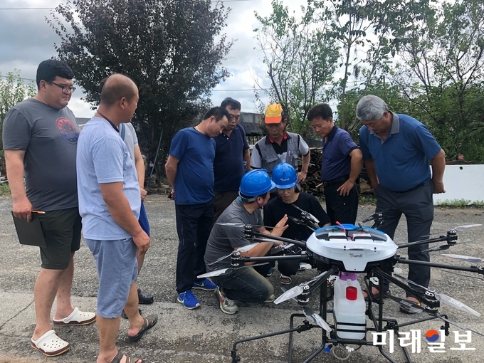 광주광역시 농업기술센터는 농업분야 4차 산업혁명 기술의 꽃으로 떠오른 드론의 농업적 활용을 확대하기 위해 28일 농업기술센터 실증포장에서 농업용 드론 비행 실습교육을 실시했다. / 사진=광주시 제공 
