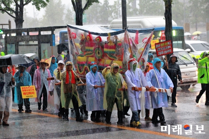 대한육견협회 회원들이 28일 오후 서울 종로구 효자치안센터 앞에서 열린 '대한육견협회 생존권 투쟁 집회'를 마치고 광화문까지 꽃상여를 메고 거리행진을 하고 있다. 이날 회원들은 집회를 통해 정부가 지난 10일 발표한 '축산법상 개를 가축에서 제외검토' 철회와 농림축산식품부에서 식용견(농장견,사육견)을 관리할 수 있도록 요구 했다./사진=장건섭 기자
