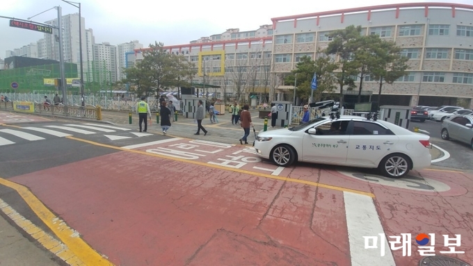 광주시 북구가 초등학교 등·하교 시간대 불법 주·정차 집중 단속을 실시해 어린이 교통사고 예방에 나선다. / 사진=북구청 제공