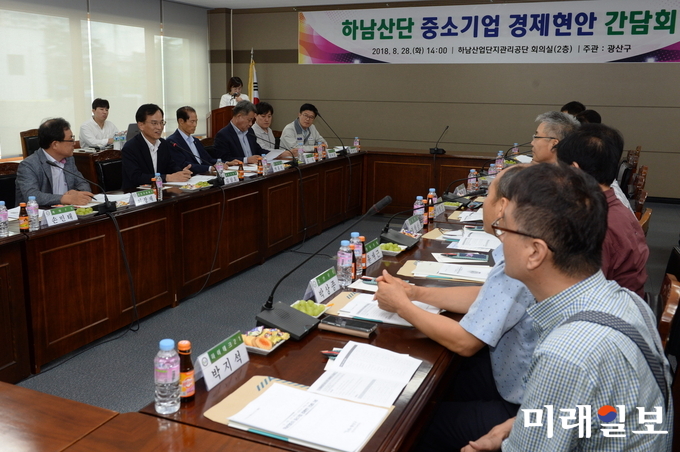 광주 광산구가 기업우호적 환경조성과 현장 밀착지원 등을 위해 평동, 소촌, 하남산단 입주기업 대표들과 만나 산업현장의 생생한 목소리를 청취한 기업 경제현안 간담회를 갖었다. / 사진=광산구 제공