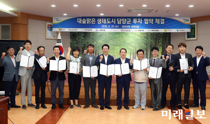 김영록 전남지사가 29일 담양군청에서 최형식 담양군수, 차민석 ㈜산들촌 대표·홍승표 남승건설㈜ 대표·김상범 ㈜유기농마루 대표 등 8개 기업대표와 총 381억원 규모의 투자협약을 체결하고 있다. / 사진=전남도 제공