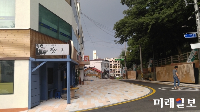 광주 남구 사직동 통기타거리 햇빛촌에서 양림파출소로 연결된 도로가 말끔히 정리되어 있다. / 사진=이중래 기자