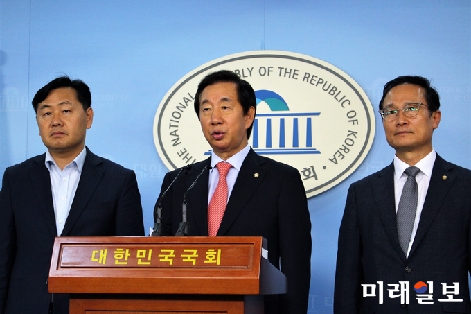 홍영표 더불어민주당 원내대표, 김성태 자유한국당 원내대표, 김관영 바른미래당 원내대표가 30일 국회 정론관에서 ‘인터넷전문은행 특례법’ 합의 불발을 알리는 기자회견을 하고 있다./사진=김정현 기자
