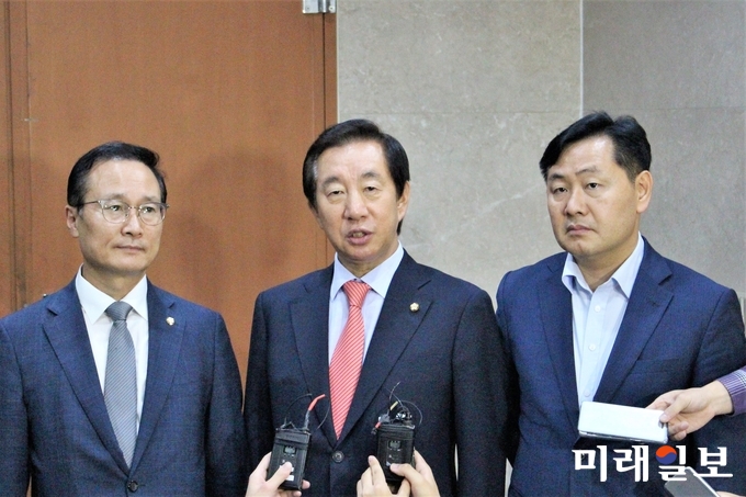 홍영표 더불어민주당 원내대표, 김성태 자유한국당 원내대표, 김관영 바른미래당 원내대표가 30일 국회 정론관에서 ‘인터넷전문은행 특례법’ 합의 불발을 알리는 기자회견을 한 후 취재진의 질의에 답하고 있다./사진=김정현 기자