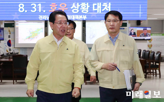 김영록 전라남도지사가 31일 오전 전라남도재난안전대책본부를 찾아, 주동식 도민안전실장으로부터 집중 호우에 따른 대처상황에 대해 설명을 듣고 있다. 김 지사는 광주인근 시군 담양, 곡성, 구례, 화순, 나주, 함평, 장성 등에 물벼락이 떨어지고 있다고 신속하게 전달 하라고 당부했다. / 사진=전남도 제공