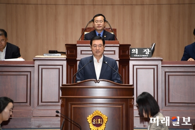 이용섭 광주광역시장이 31일 시읳회 본회의장에서 인사말을 하고 있다. / 사진=광주시의회 제공