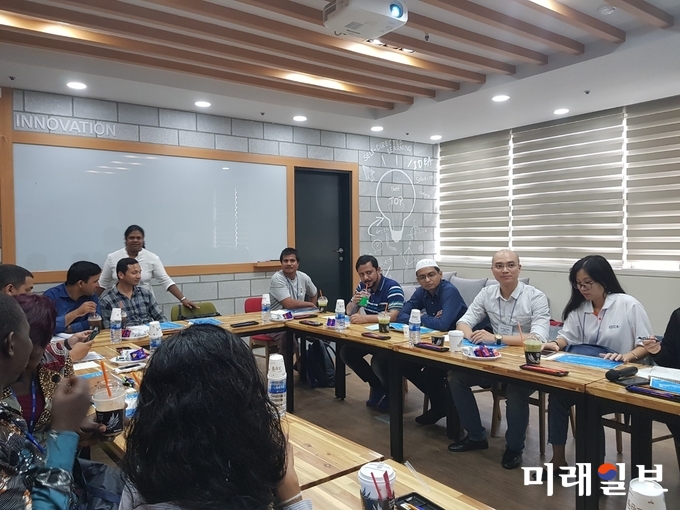 국가인권위원회와 KOICA가 공동으로 추진하는 ‘인권정책발전과정’ 연수생으로 참여하고 있는 개발도상국 중간관리자급 공무원 14명이 31일 광주를 방문해 인권현장을 둘러보고 정책 교육을 받았다. / 사진=광주시 제공