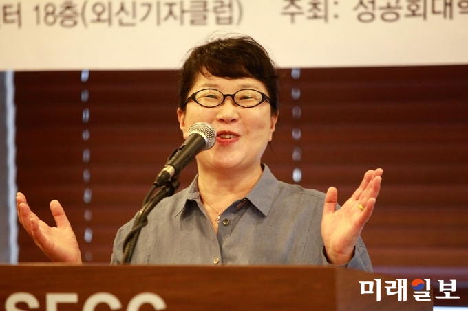성공회대학교 이종구 교수 정년퇴임 기념 심포지엄이 31일 오후 6시 서울 중구 프레스센터 18층 외신기자클럽에서 개최된 가운데 김귀옥 한성대학교 교수가 송사를 하고 있다./사진=장건섭 기자