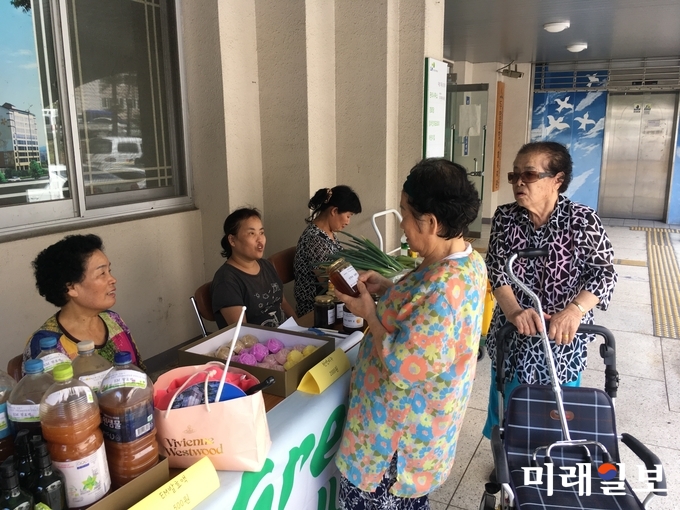 광주 두암종합사회복지관 부설 두암골커뮤니티센터에서 친환경농산물 을 판매하고 있는 모습 / 사진=박현주 제공