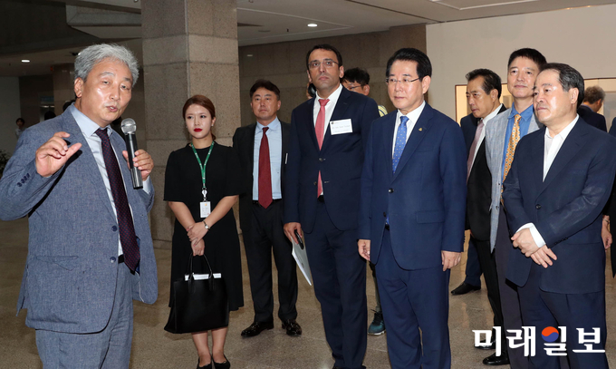 김영록 전라남도지사를 비롯해 참석자들이 31일 오후 목포시 용해동 목포문화예술회관에서 열린 2018 전남국제수묵비엔날 개막식에서 김상철 총감독으로부터 작품 설명을 듣고 있다. 전남국제수묵비엔날레는 ‘오늘의 수묵 어제에 묻고 내일에 답하다‘란 주제로 오는 9월 1일부터 10월 31일까지(2개월간) 목포 갓바위 문화타운과 진도 운림산방 일원에서 개최된다. / 사진=전남도 제공