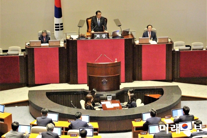 문희상 국회의장이 3일 서울 여의도 국회 본회의장에서 열린 20대 국회 하반기 첫 정기국회 개회식 및 본회의에서 개회사를 하고 있다. /사진=김정현 기자
