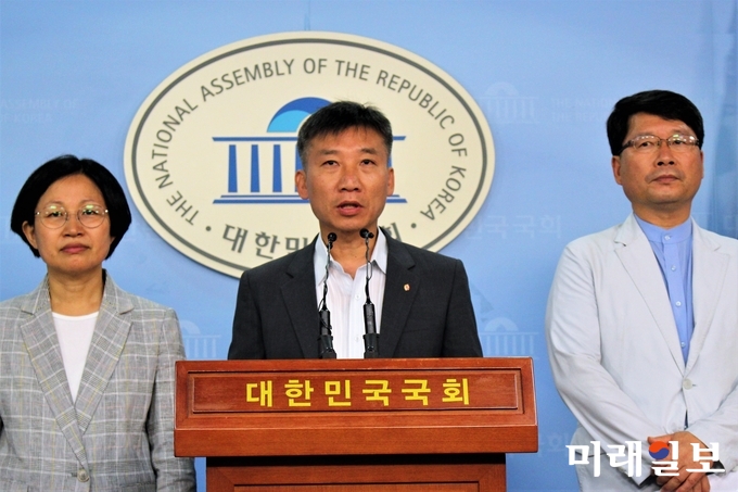 이상규 민중당 상임대표(가운데), 오병윤 전 의원(오른쪽), 김미희 전 의원은 4일 오전 국회 정론관에서 '양승태 전 대법원장 구속, 사법적페 청산을 위해 광화문 농성 돌입' 기자회견하고 있다. /사진=김정현 기자