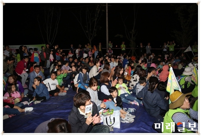 광주 남구가 대촌천 생태환경 복원과 자연환경 보전의 필요성을 알리기 위해 오는 27일부터 29일까지 제3회 대촌천 반딧불이 생태 체험행사를 개최한다. 사진은 제2회 행사에서 반딧불 동영상을 시청중인 모습 / 사진=남구청 제공