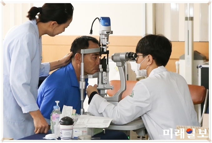 광주 동구가 4일 취약계층을 대상으로 노인 무료 안 검진 행사를 실시했다. / 사진=동구청 제공
