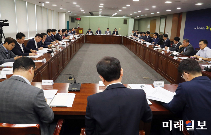 김영록 전남지사가 4일 오전 도청 서재필실에서 실국장 정책회의를 주재하고 있다. / 사진=전남도 제공