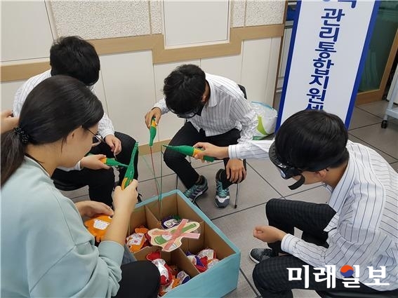 광주 남구가 성장기 청소년들의 올바른 건강생활 습관을 형성해 건강한 성인으로 성장할 수 있도록 음주고글체험을 실시하고 있다. / 사진=남구청 제공