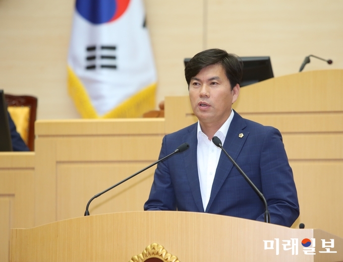 전라남도의회 제325회 정례회 제1차 본회의에서 이혁제 의원이 교육부 대학입시정책 퇴보에 따른 대학의 국가적 역할 이행을 호선하는 건의안을 대표 발의하고 있다. / 사진=전남도의회 제공