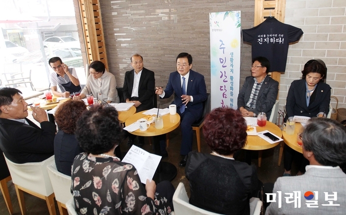 문인 광주 북구청장이 구민중심, 현장중심의 민선7기 구정철학을 실현하기 위해 6일 중흥3동, 우산동을 시작으로 27개동 순회 주민간담회를 실시하고 있다. / 사진=북구청 제공