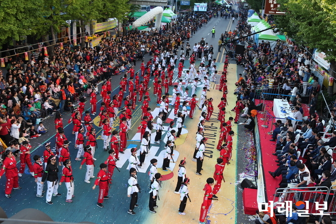 제14회 추억의 충장축제 거리퍼레이드 장면 / 사진=동구청 제공