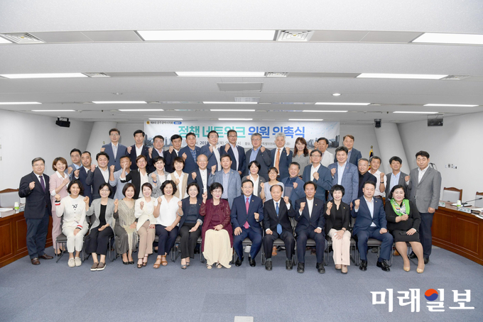 광주시의회가 6일 시의회 4층 대회의실에서 제8대 광주광역시의회 전반기 정책네트워크 위원 위촉식을 가졌다. / 사진=광주시의회 제공