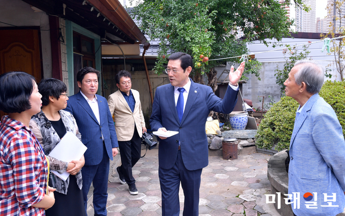 이용섭 광주광역시장은 오는 9일 중국 취안저우시에서 열리는 정율성음악제 참석을 앞두고 6일 오후 정율성 선생의 동구와 남구 생가를 방문해 현장을 둘러봤다./사진=광주시 제공