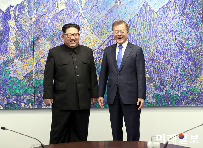 문재인 대통령과 김정은 국무위원회위원장이 지난 4월27일 판문점에서 열린 남북정상회담에 앞서 기념촤령을 하고 있다. /사진=미래일보DB