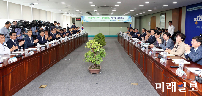 더불어민주당-전라남도 예산정책협의회가 7일 오전 전남도청 서재필실에서 열리고 있다. 이날 예산정책협의회에는 민주당 이해찬 대표, 박주민ㆍ설훈ㆍ남인순ㆍ박광온ㆍ김해영 최고위원, 윤호중 사무총장, 김태년 정책위의장, 조정식 예결위 간사, 서삼석 예결위원 겸 전남도당위원장 등이 참석 했다. / 사진=전남도 제공