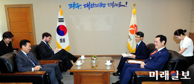 이용섭 광주광역시장이 7일 오후 시청 접3층 견실에서 제임스 최 주한 호주대사와 면담을 하고 있다. / 사진=광주시 제공