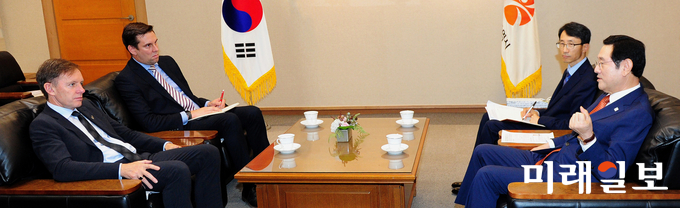 이용섭 광주광역시장이 7일 오후 시청 3층 접견실에서 필립 터너 주한 뉴질랜드 대사와 면담을 하고 있다. / 사진=광주시 제공