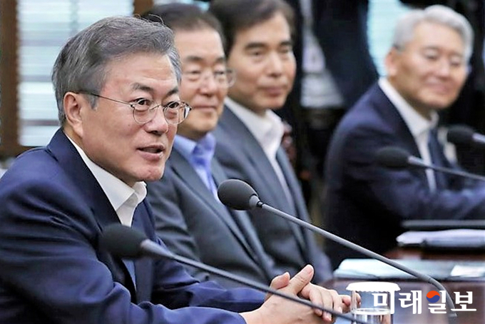 문재인 대통령이 6일 청와대 여민관에서 임종석 비서실장 주재로 열린 평양 남북정상회담 준비위원회 전체회의에 참석해 격려 발언하고 있다./사진=청와대 제공