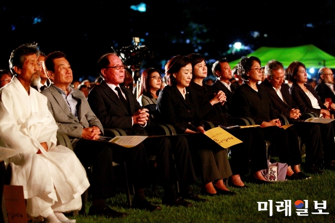 이정미 정의당 대표와 심상정 의원 등이 7일 저녁 서울 여의도 국회 잔디마당에서 열린 고(故) 노회찬 국회의원 추모문화제에서 슬픔에 잠겨 있다./사진=장건섭 기자