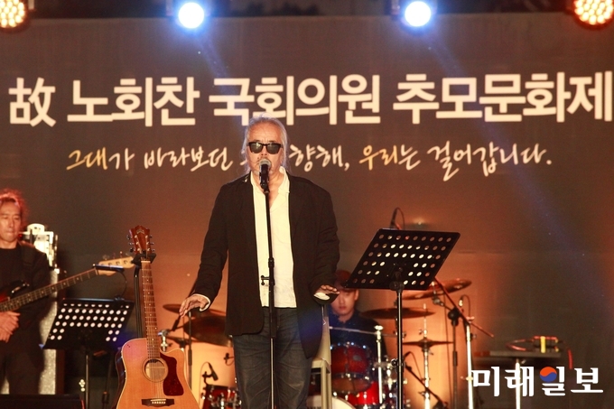 가수 전인권이 7일 저녁 서울 여의도 국회 잔디광장에서 열린 고(故) 노회찬 국회의원 추모문화제에서 열정적인 무대를 보이고 있다./사진=장건섭 기자