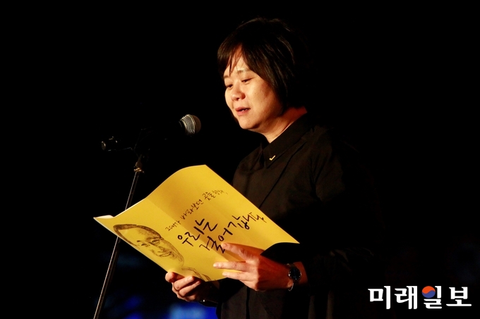 7일 저녁 서울 여의도 국회 잔디광장에서 열린 고(故) 노회찬 의원 추모문화제에서 이정미 정의당 대표가 추모사를 하고 있다./사진=장건섭 기자