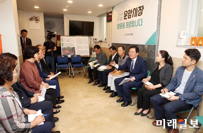 문인 광주 북구청장이 운암시장을 현장 방문해 주민 및 시장 상인들의 목소리를 듣고 소통하는 자리를 가졌다. / 사진=북구청 제공