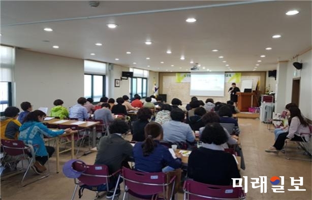 광주 남구가 9월 한달간 독거노인 생활 관리사의 직무 스트레스와 심리적 고통 예방을 위해 집단 상담 프로그램인 ‘꽃보다 당신, 아름다운 청춘’을 운영한다. /사진=남구청 제공