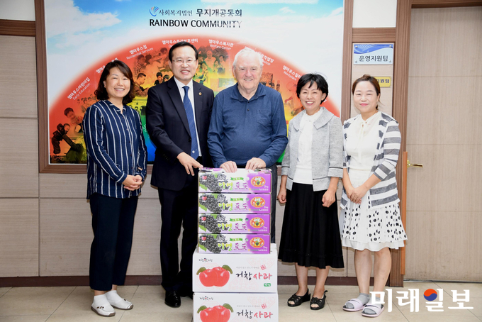 광주시의회 김동찬 의장이 광주 북구 운암동에 소재한 장애인 복지기관인 엠마우스복지관을 방무래 위문품을 전달했다. / 사진=광주시의회 제공 